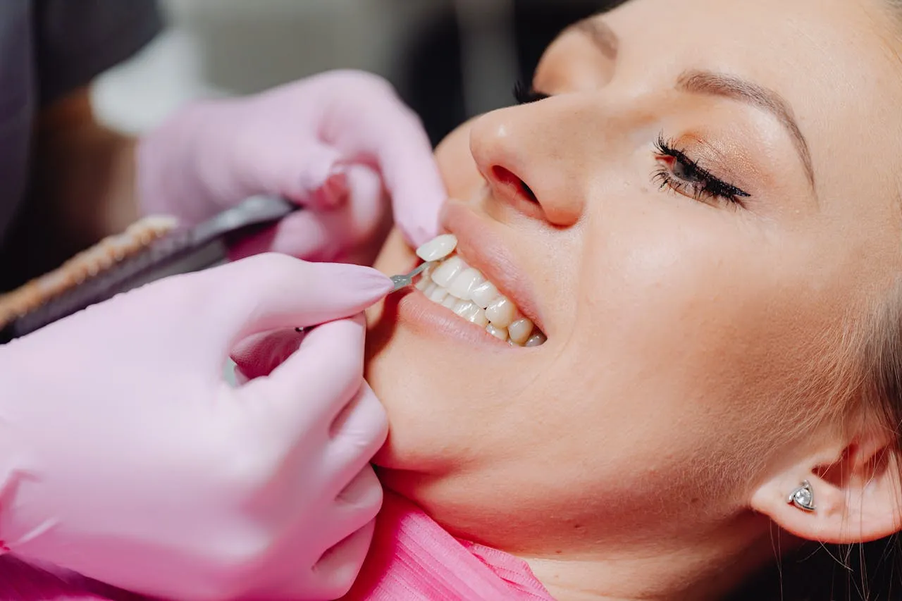 Dentist applying a porcelain veneer during a smile makeover procedure in an Antalya dental clinic